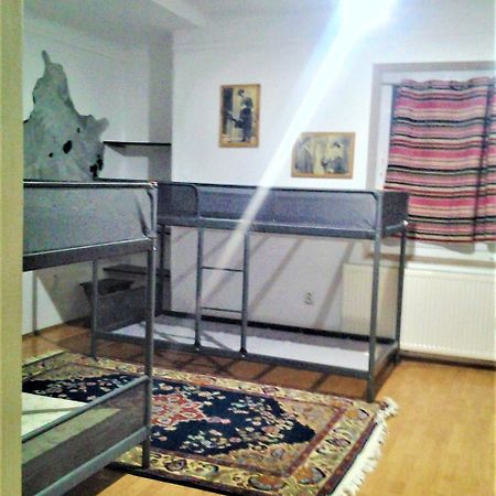 Leyla Hostel Брашов Екстер'єр фото